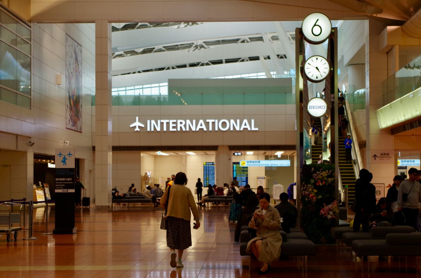 Átrio de partidas internacionais de um aeroporto